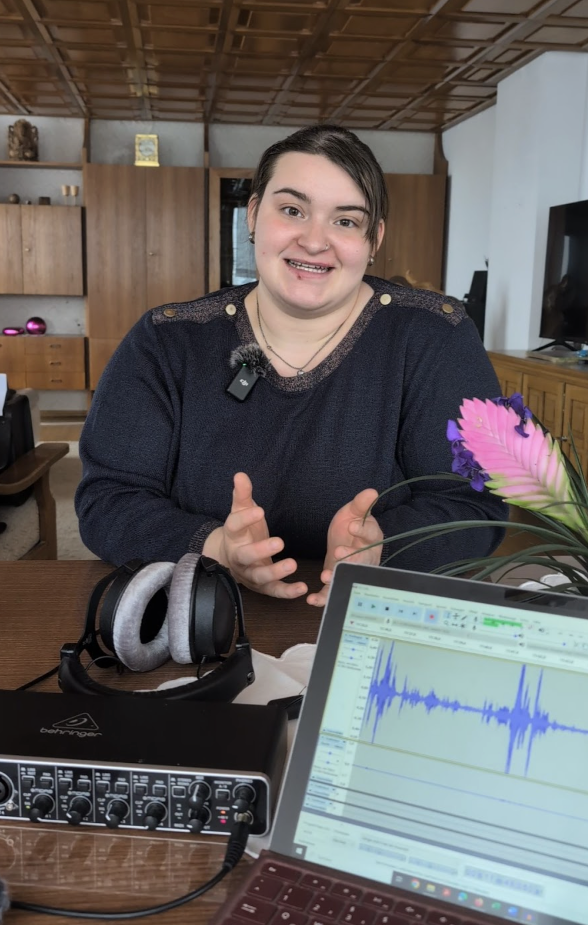 Larissa Immler sitzt an einem Tisch und davor Aufnahmegeräte für das Interview