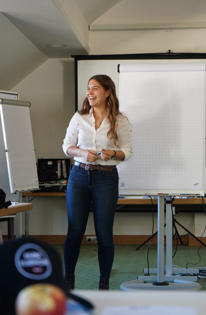 Portrait von Michi Sandmayr vor einem Flipchart