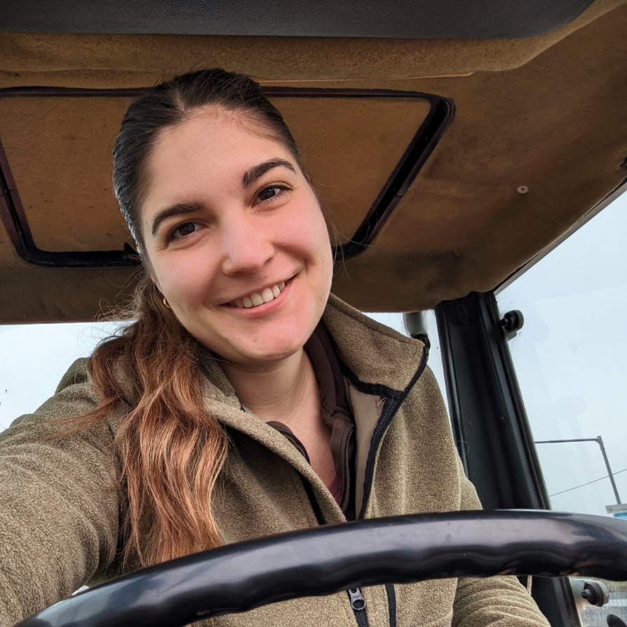 Portrait Michi Sandmayr am Traktor