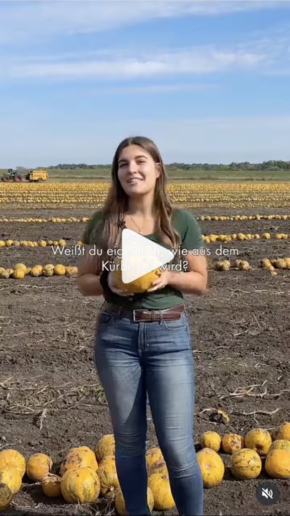 Videovorschaubild von Michi Sandmayr auf einem Feld