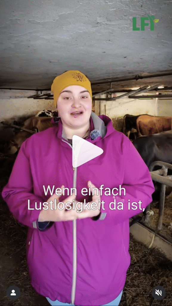 Larissa Immler sitzend im Interview vor der Kamera