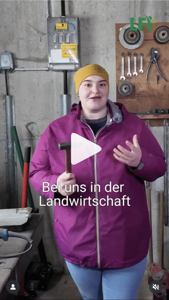 Larissa Immler sitzend im Interview vor der Kamera