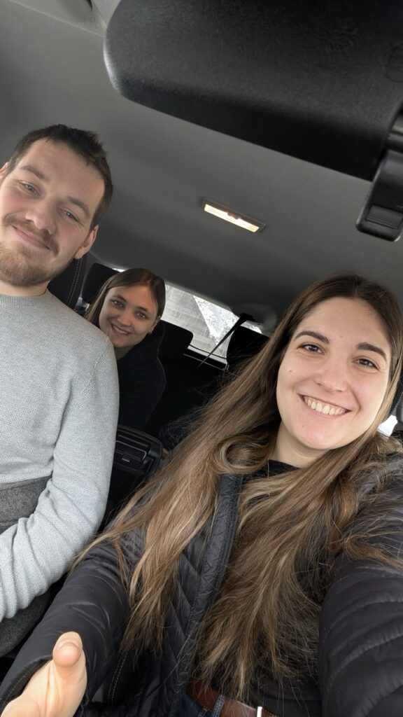 Michi Sandmayr mit dem Team im Auto