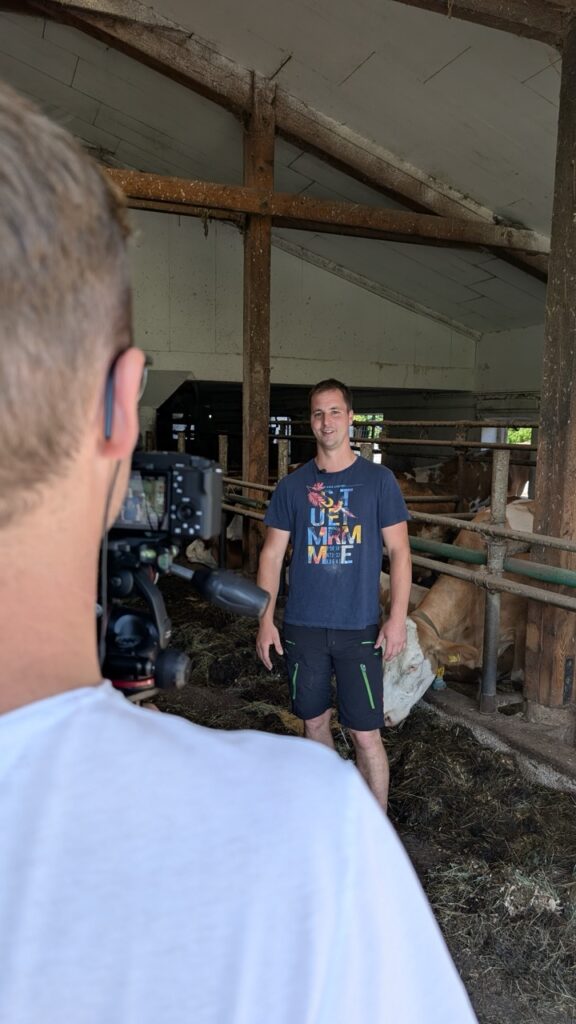 Landwirt vor einer Film-Kamera