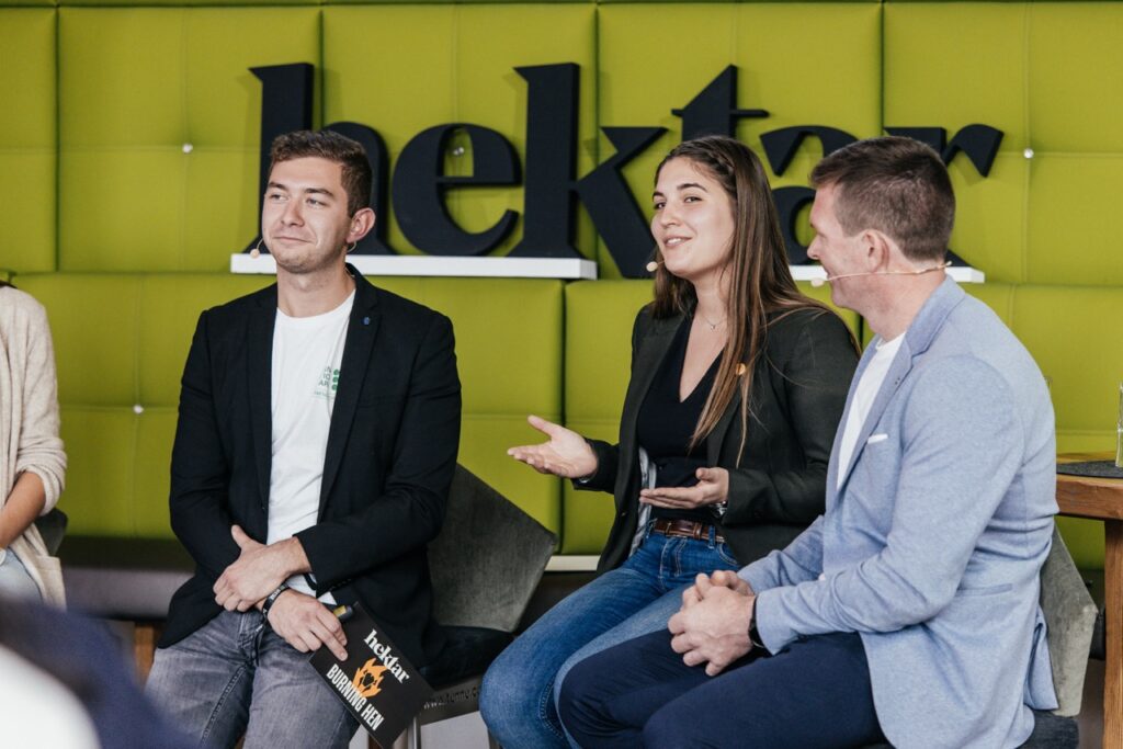 Michaela Sandmayr bei einer Diskussionsrunde