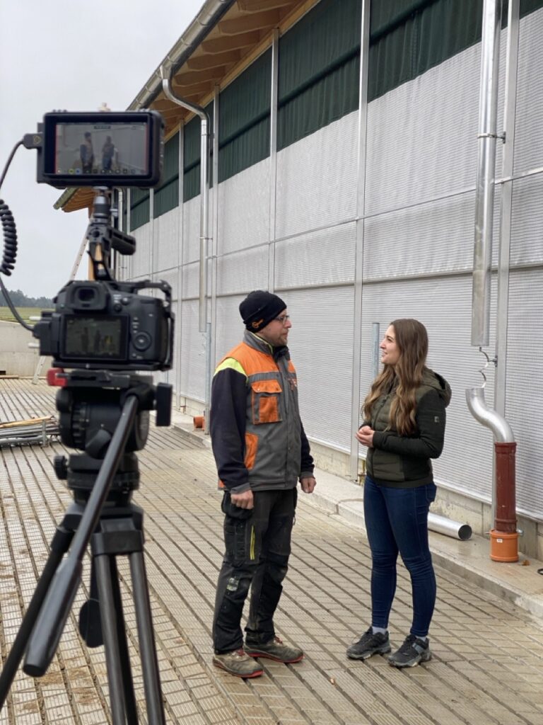 Michi Sandmayr mit einem Landwirt im Interview vor der Kamera