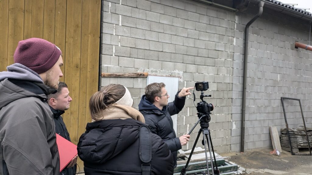 Team von Landwort hinter einer Filmkamera